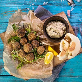 Wegański falafel z pitą frytkami i sosem czosnkowym Wegański falafel z pitą frytkami i sosem czosnkowym